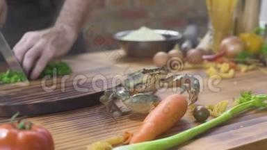<strong>海鲜</strong>餐厅。 海蟹在做饭的时候爬在厨房的桌子上。 海餐<strong>馆</strong>的活蟹